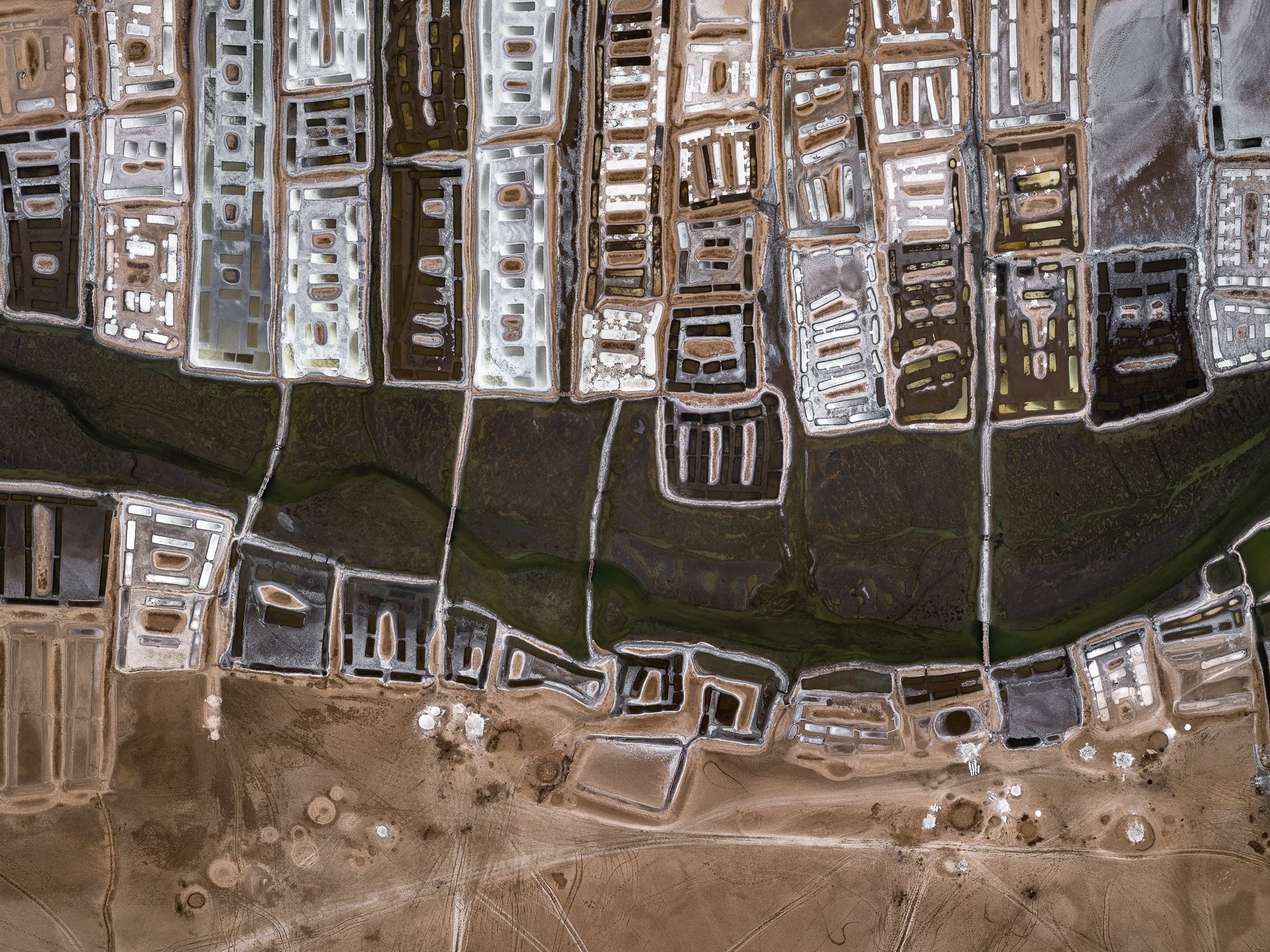 N°TSSIV25 (The Salt Series IV, Senegal) by Tom Hegen, limited edition photography